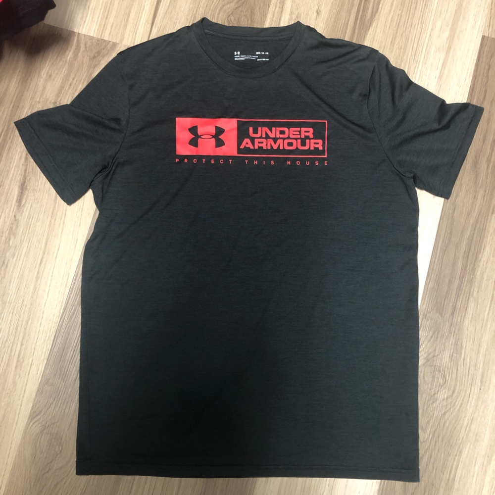 Under Armour like new Mens tshirt